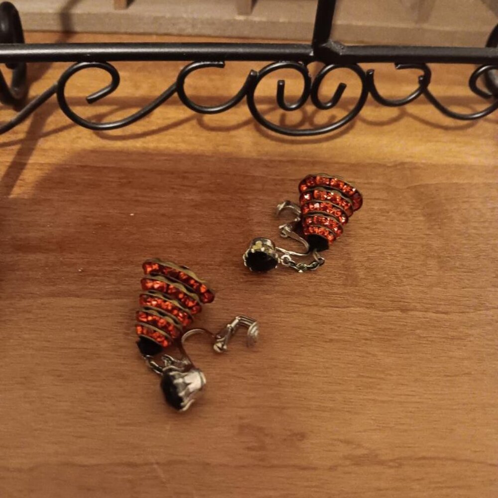 Vintage Brass Orange Black Glass Cool Clip-on Earrings - Picture 4 of 7